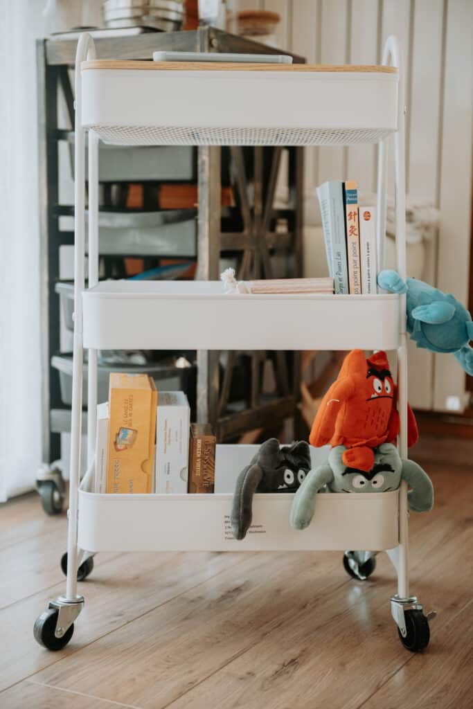 Chariot du cabinet avec livres et matériel utilisés en séance