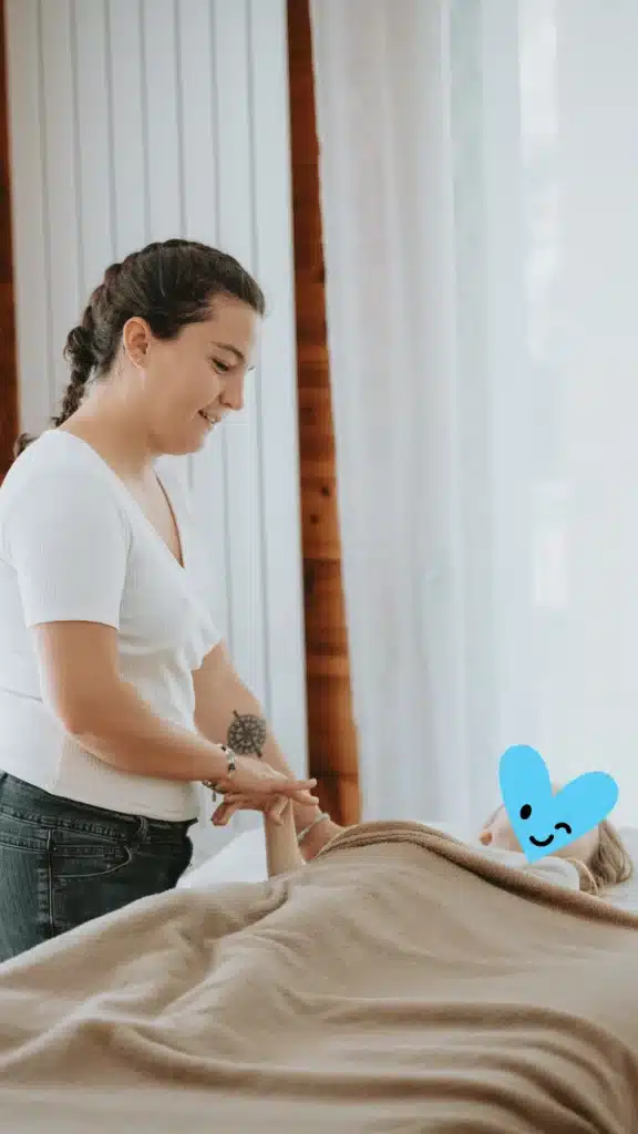 Gros plan sur les mains de Maëlys pendant une séance
